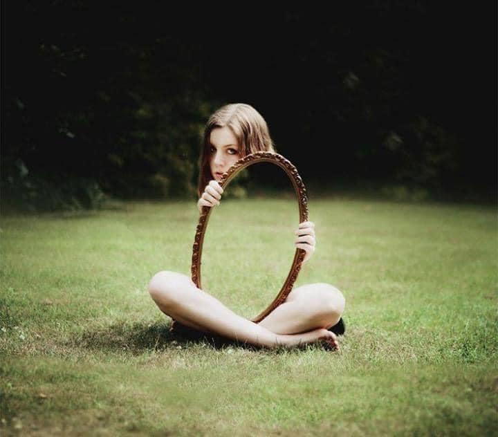 Karya fotografi menggunakan cermin hasilnya bikin kita melongo